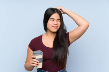 Genç genç Asyalı kız şüpheleri olan kahve götürmek ve yüz ifadesi karıştırarak tutarak