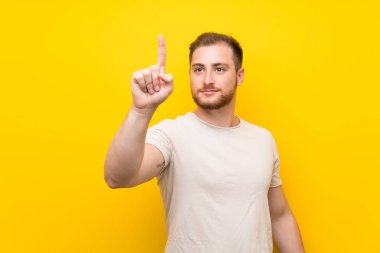 Şeffaf ekranda dokunmadan sarı arka plan üzerinde Yakışıklı adam