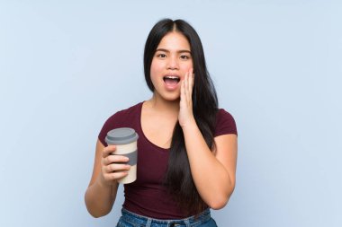 Genç genç Asyalı kız sürpriz ve şok yüz ifadesi ile kahve götürmek tutarak