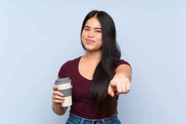 Genç genç Asyalı kız kendine güvenen bir ifade ile size kahve puan parmak götürmek tutarak