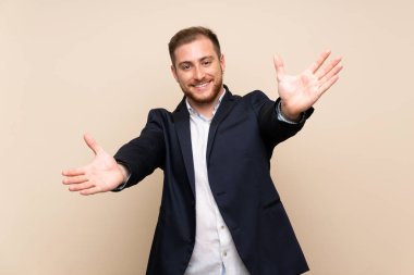 Izole arka plan üzerinde Blonde adam sunan ve el ile gelmek için davet