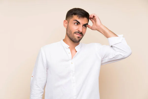 Hombre Guapo Con Barba Sobre Fondo Aislado Que Tiene Dudas — Foto de Stock