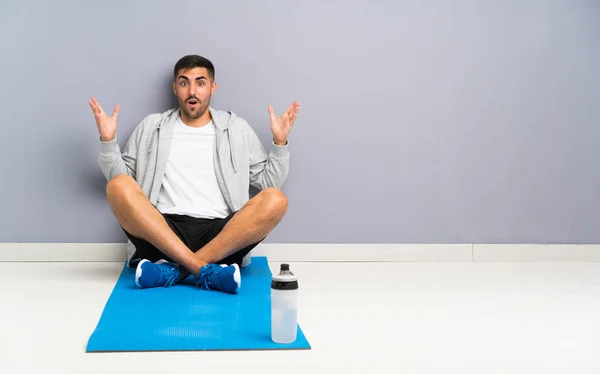 Deporte Hombre Sentado Suelo Con Expresión Facial Sorpresa — Foto de Stock