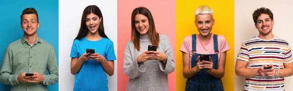 Uppsättning Människor Över Färgglada Bakgrunder Skicka Ett Meddelande Med Mobilen — Stockfoto