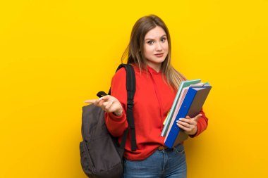 Sarı arka plan üzerinde genç öğrenci kız şüpheleri olan laterals işaret