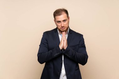 Izole arka plan üzerinde Sarışın adam birlikte palmiye tutar. Kişi bir şey ister