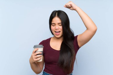 Genç genç Asyalı kız bir zafer kutluyor kahve götürmek tutarak