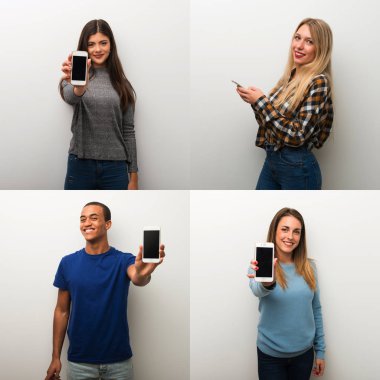 Cep telefonunu gösteren kişilerin kolajı
