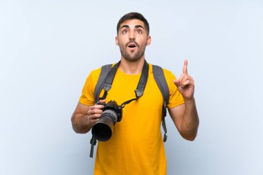 Genç fotoğrafçı adam işaret parmağı ile işaret harika bir fikir