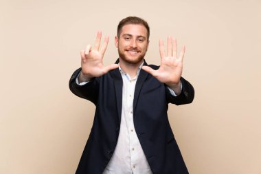 Izole arka plan üzerinde Blonde adam parmakları ile sekiz sayma