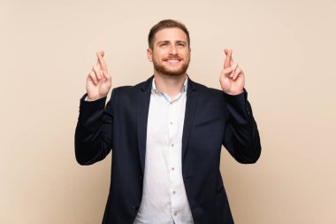 Parmakları geçiş ve en iyi dilek ile izole arka plan üzerinde Blonde adam