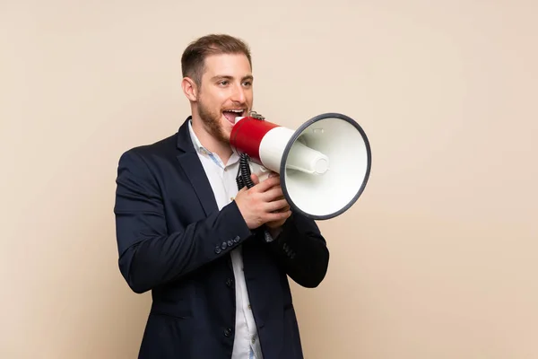 Blonde Man Geïsoleerde Achtergrond Schreeuwen Door Een Megafone — Stockfoto