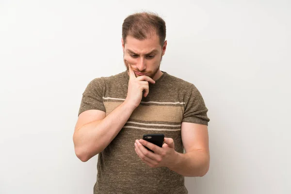 Stilig Man Över Isolerad Vit Vägg Med Hjälp Mobiltelefon — Stockfoto