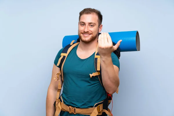 Vandrare Man Över Blue Wall Inbjudande Att Komma Med Hand — Stockfoto