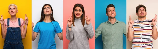 Gruppe Von Menschen Mit Buntem Hintergrund Die Die Daumen Drücken — Stockfoto