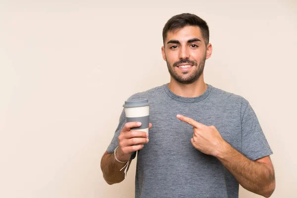 Bonito Homem Com Barba Segurando Café Take Away Sobre Fundo — Fotografia de Stock