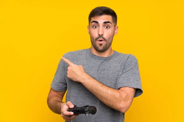 Joven Hombre Guapo Jugando Con Controlador Videojuegos Sobre Fondo Amarillo — Foto de Stock