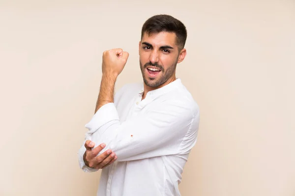 Bonito Homem Com Barba Sobre Fundo Isolado Fazendo Gesto Forte — Fotografia de Stock