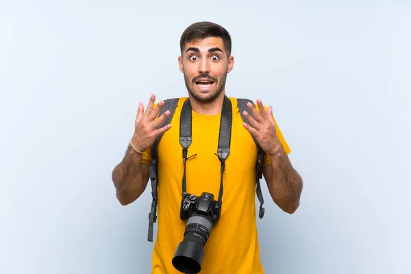Joven Fotógrafo Hombre Con Expresión Facial Sorpresa — Foto de Stock