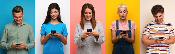 Conjunto Pessoas Sobre Fundos Coloridos Enviando Uma Mensagem Com Celular — Fotografia de Stock