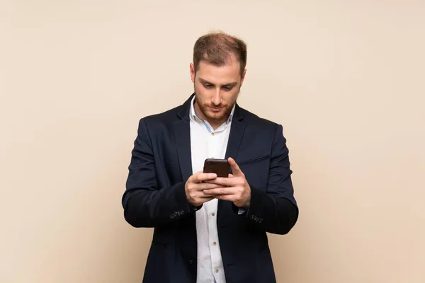 Blond Man Över Isolerad Bakgrund Skicka Ett Meddelande Med Mobilen — Stockfoto