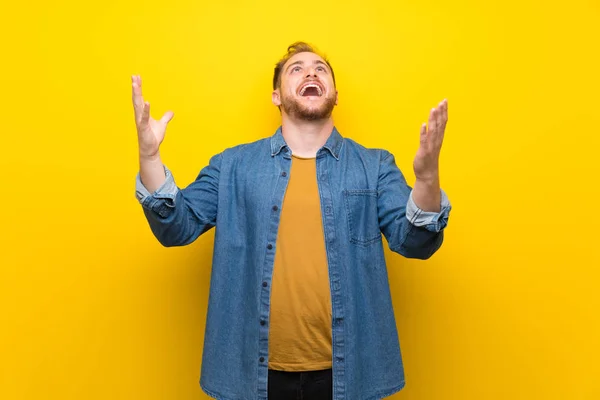 Ağzı Tamamen Açık Bağırarak Izole Sarı Duvar Üzerinde Sarışın Adam — Stok fotoğraf