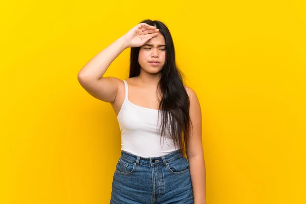Junge Teenager Asiatische Mädchen Über Isolierten Gelben Hintergrund Mit Müde — Stockfoto