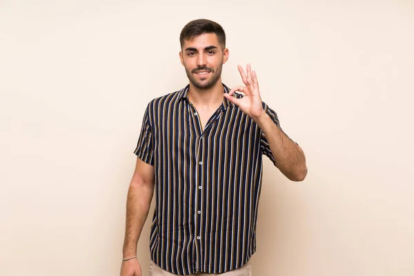 Hombre Guapo Con Barba Sobre Fondo Aislado Mostrando Signo Aceptable — Foto de Stock