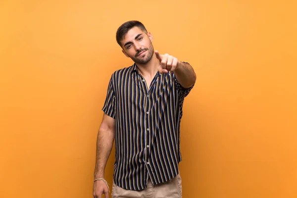 Hombre Guapo Con Barba Sobre Fondo Aislado Señala Con Dedo —  Fotos de Stock