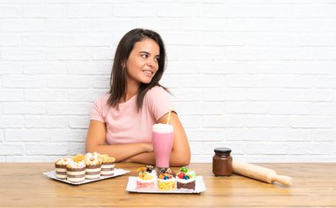 Farklı mini kek gülme çok genç kız