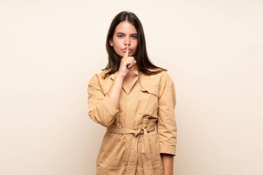 Tecrit edilmiş bir geçmişi olan genç bir kız sessiz bir jest işareti gösteriyor. Parmağını ağzına sok.