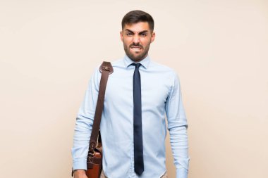 Izole arka plan üzerinde sakallı genç iş şüpheleri olan ve yüz ifadesi karıştırmayın