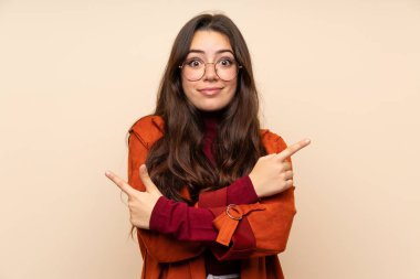 Ceketile genç kız şüpheleri olan laterals işaret