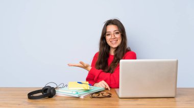 Genç öğrenci kız doğru gülümseyerek bakarken bir fikir sunan bir masada okuyan