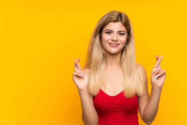 Teenagerka Přes Izolované Žluté Pozadí Prsty Přes — Stock fotografie