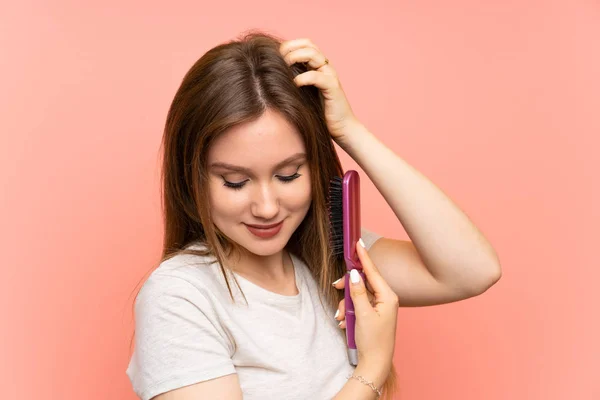 Teenager Mädchen Über Rosa Hintergrund Mit Haarkamm — Stockfoto