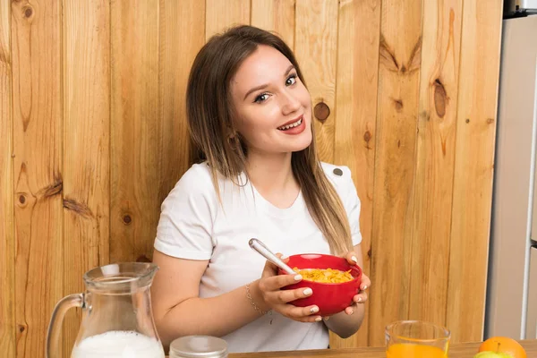 Junge blonde Frau beim Frühstück — Stockfoto