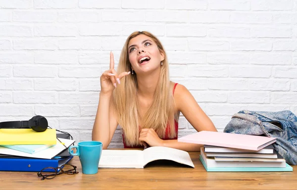 Adolescente Estudiante Chica Interior Apuntando Hacia Arriba Sorprendido — Foto de Stock