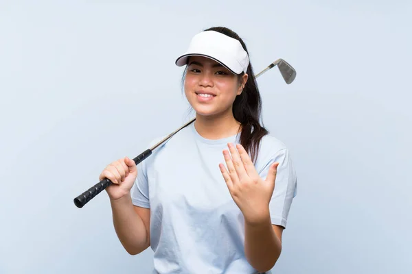 Junge Golferin Asiatische Mädchen Über Isolierten Blauen Hintergrund Einladend Mit — Stockfoto