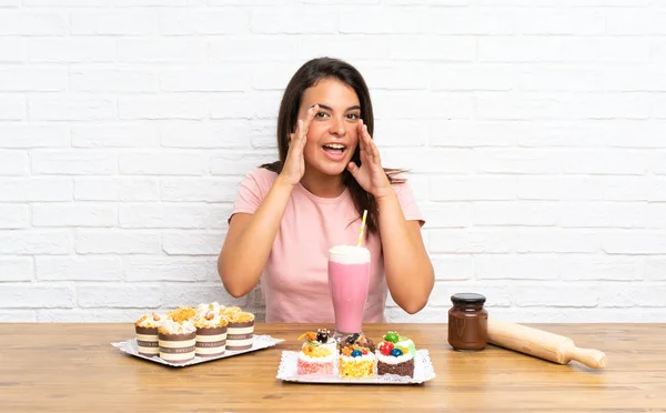 Junges Mädchen Mit Vielen Verschiedenen Mini Kuchen Schreit Mit Weit — Stockfoto
