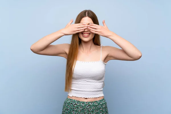 Mujer Joven Sobre Fondo Azul Aislado Cubriendo Los Ojos Con — Foto de Stock