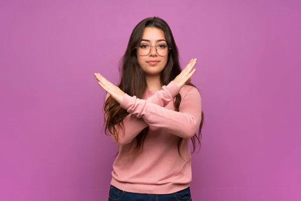 Tiener Meisje Paarse Muur Maken Geen Gebaar — Stockfoto