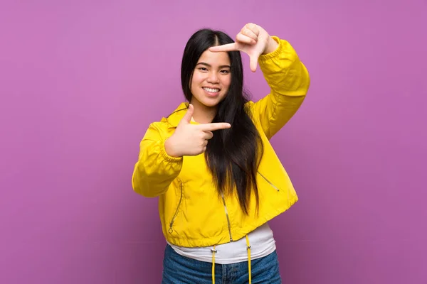 Jovem Adolescente Menina Asiática Sobre Fundo Roxo Isolado Focando Rosto — Fotografia de Stock