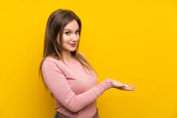 Menina Adolescente Sobre Fundo Amarelo Isolado Estendendo Mãos Para Lado — Fotografia de Stock