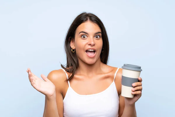 Jovem Segurando Café Take Away Sobre Fundo Azul Isolado Com — Fotografia de Stock