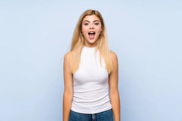 Adolescente Menina Sobre Isolado Fundo Azul Frustrado Apontando Para Frente — Fotografia de Stock