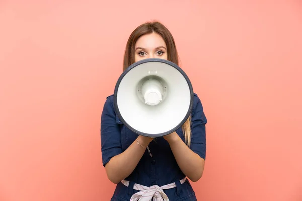 Tiener Meisje Geïsoleerde Roze Achtergrond Schreeuwen Door Een Megafone — Stockfoto