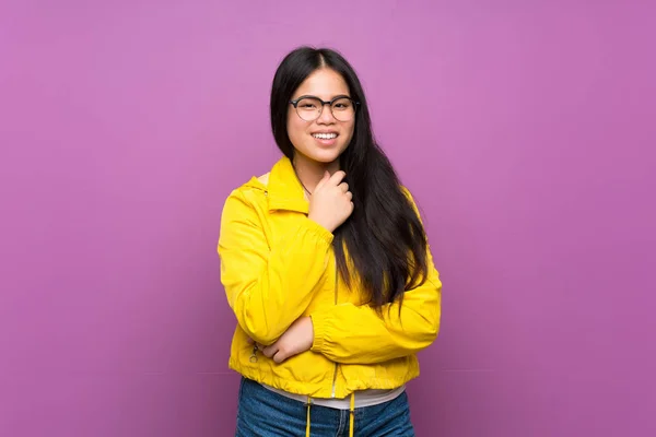 Jovem Adolescente Asiático Menina Sobre Isolado Roxo Fundo Com Óculos — Fotografia de Stock