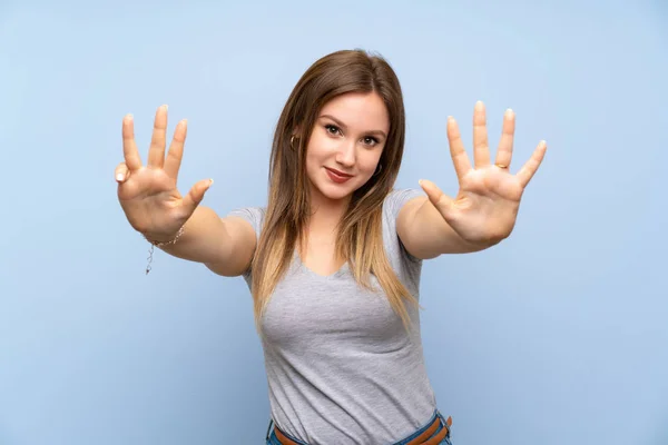 Tiener Meisje Geïsoleerde Blauwe Muur Tellen Negen Met Vingers — Stockfoto