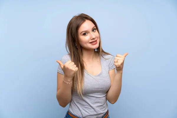 Adolescente Chica Sobre Aislado Azul Pared Con Pulgares Hacia Arriba — Foto de Stock